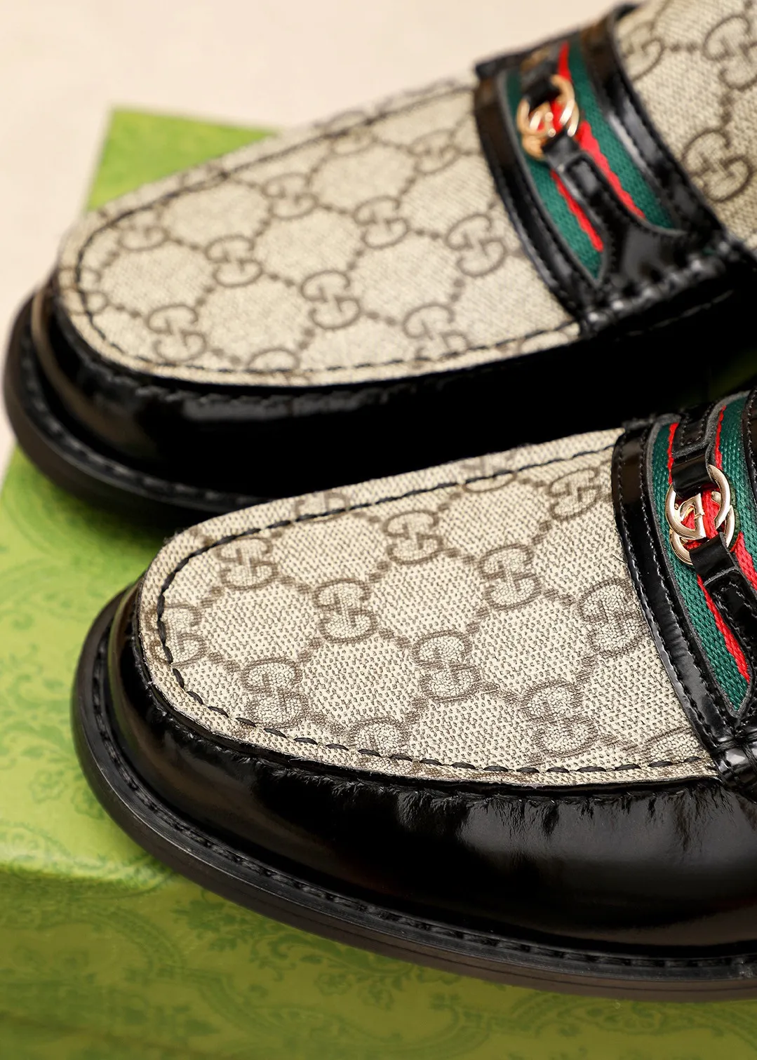 Men's shoes 💰460 💐 Product trademark: GUCCI "Gucci" casual leather shoes Regular size: 38-44 (45🉑️customized) Product materials: Selected imported first-layer open-edge beaded cowhide leather upper + luxury hardware buckle, imported water-dyed cowhide leather lining. Strong three-dimensional visual effect, original combination outsole Color: 2⃣️colors available